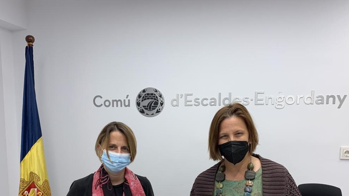 La cònsol major Rosa Gili i per Helena Leach, presidenta de l'associació han signat l'acord