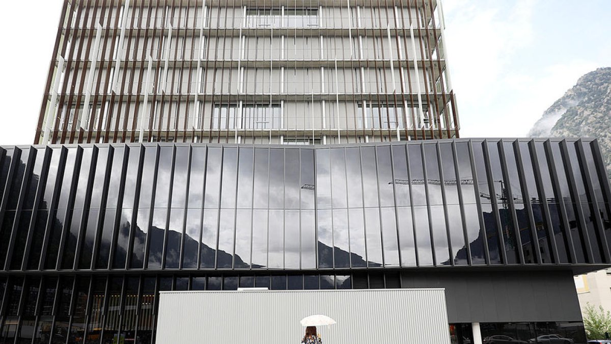 Tres anys i mig condicionals per amenaçar de mort la parella davant la filla