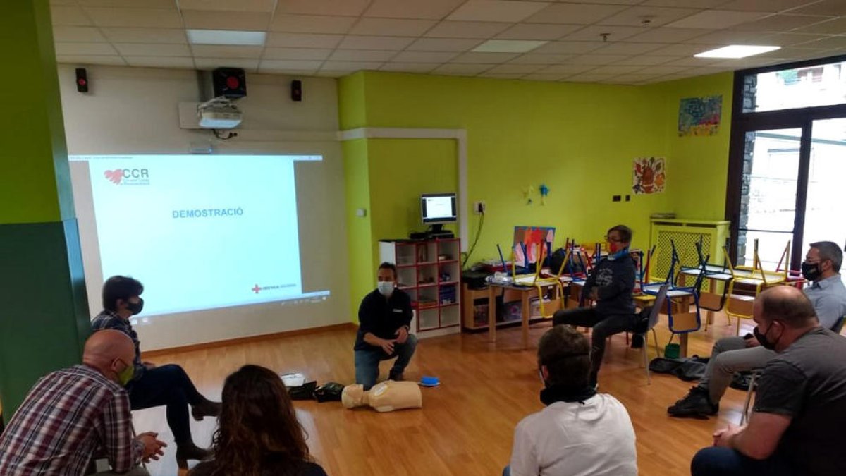 La Creu Roja ensenya com utilitzar bé un desfibril·lador a treballadors del comú