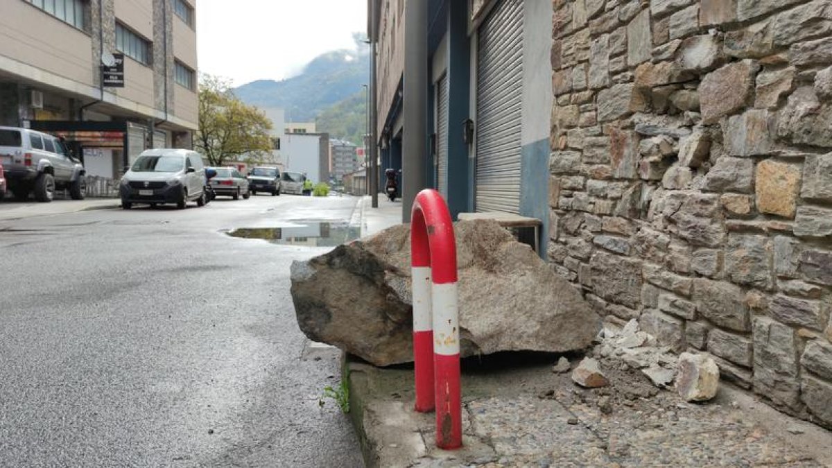 Un despreniment de rocs provoca petits danys materials al carrer dels Barrers