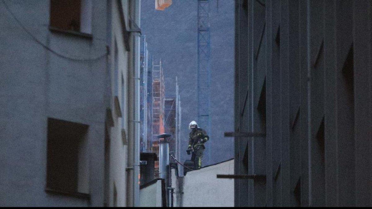 Un bomber actuant en la xemeneia on s'ha originat el foc