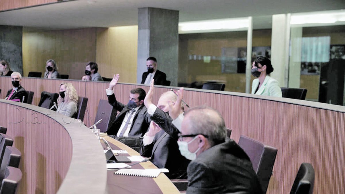 Les vacunes d'AstraZeneca i els vols regulars a la Seu, als set tuits