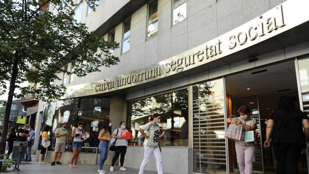 Usuaris a les portes de la CASS l'estiu passat