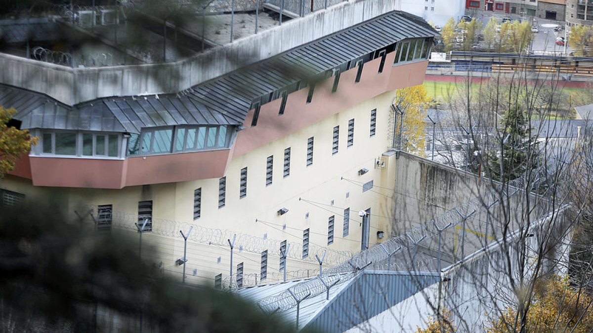 Un pres denuncia el director de la Comella per maltractaments