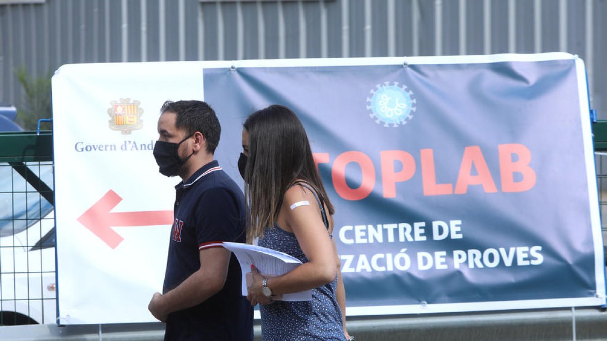 Salut valora que els menors de 16 anys es vacunin si conviuen amb persones fràgils