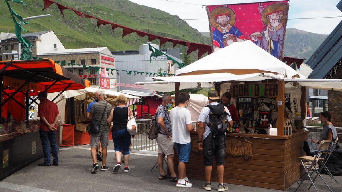 L'esperit medieval s'apodera del mercat d'artesans del Pas