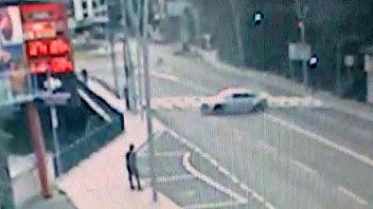 Un vehicle perd el control i fa una virolla a Sant Julià