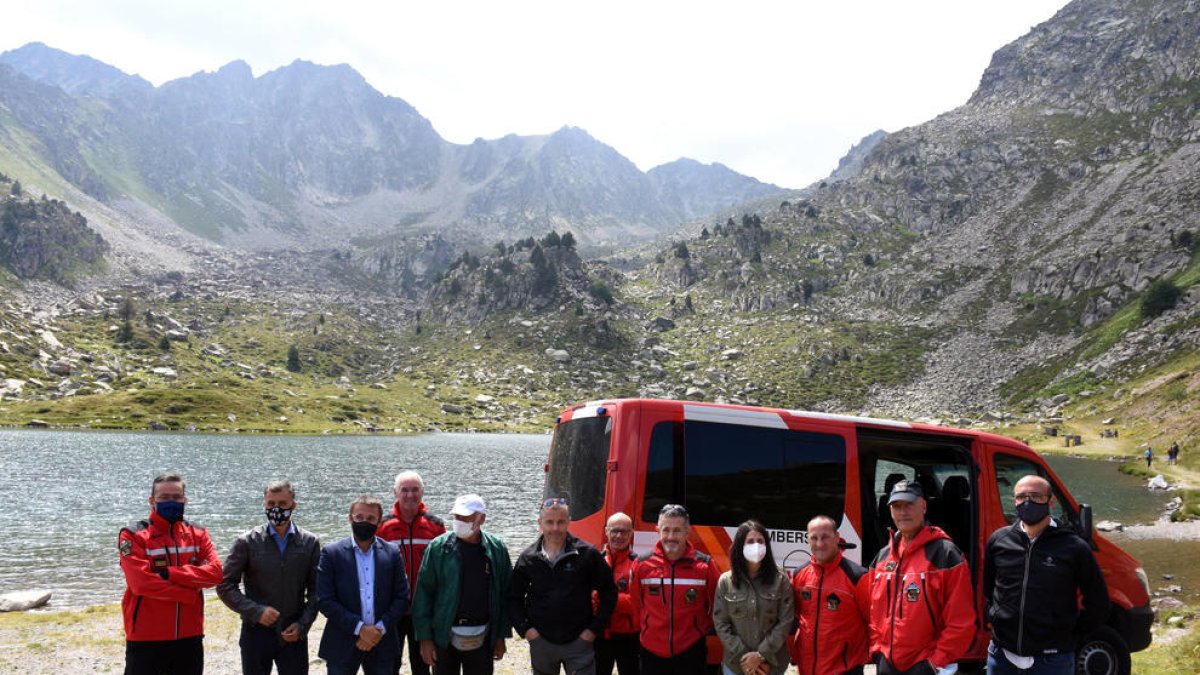 Els bombers netegen l'estany de les Abelletes després de 15 anys