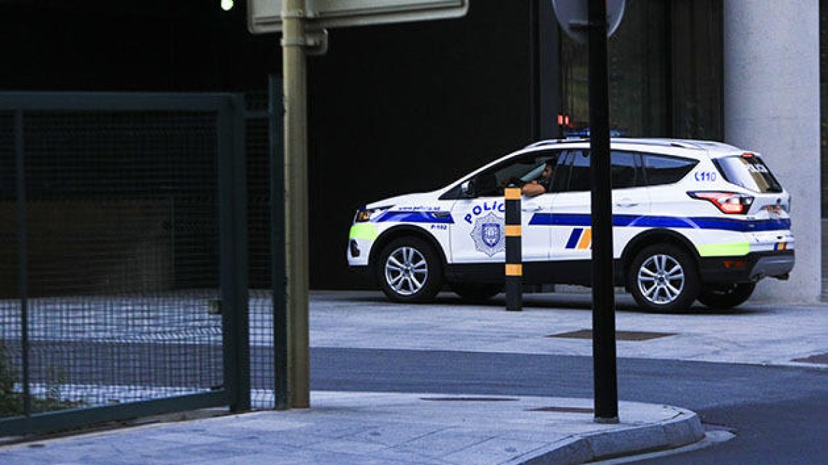 Cotxe de la policia entrant a la Batllia aquest vespre
