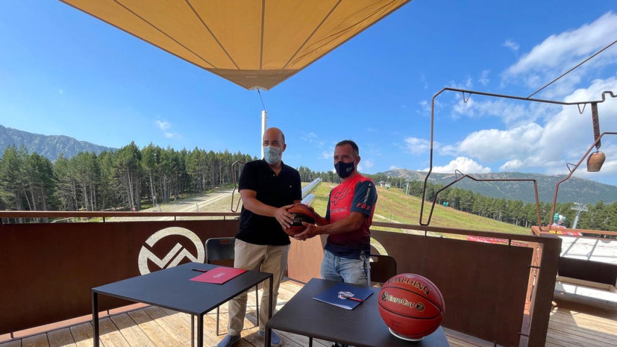 Gorka Aixàs i Josep Marticella signant l'acord.