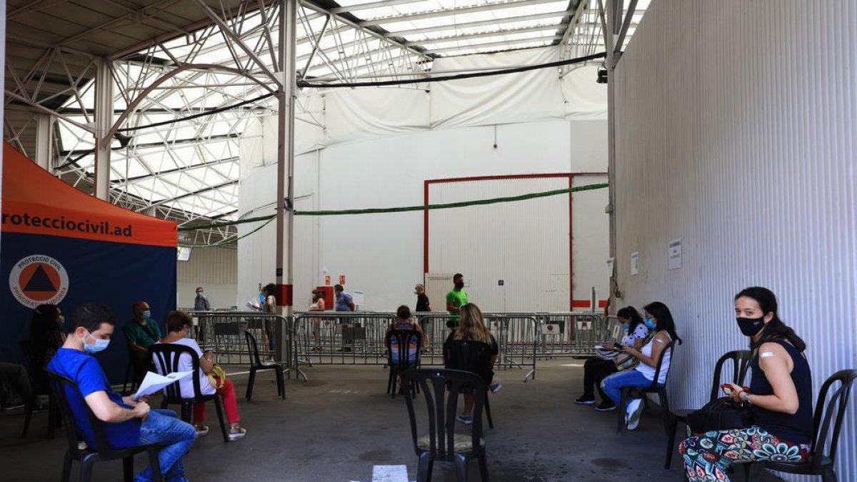 Persones vacunades aquesta tarda esperen després de rebre la dosi