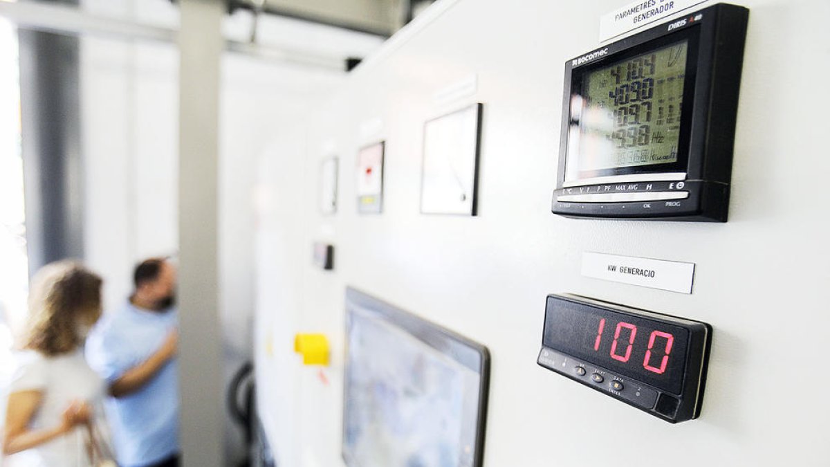 Detall de l'interior de la minicentral hidràulica d'Aixovall.