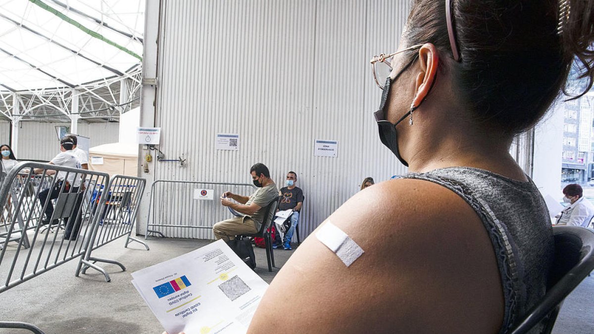 Una dona esperant a la sala després de rebre la segona dosi d'AstraZeneca.