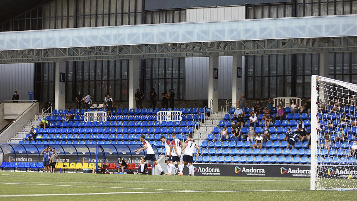 Els jugadors de l'FC Santa Coloma celebren el gol de Guillaume en el darrer partit de la Conference League contra l'Hibernian.