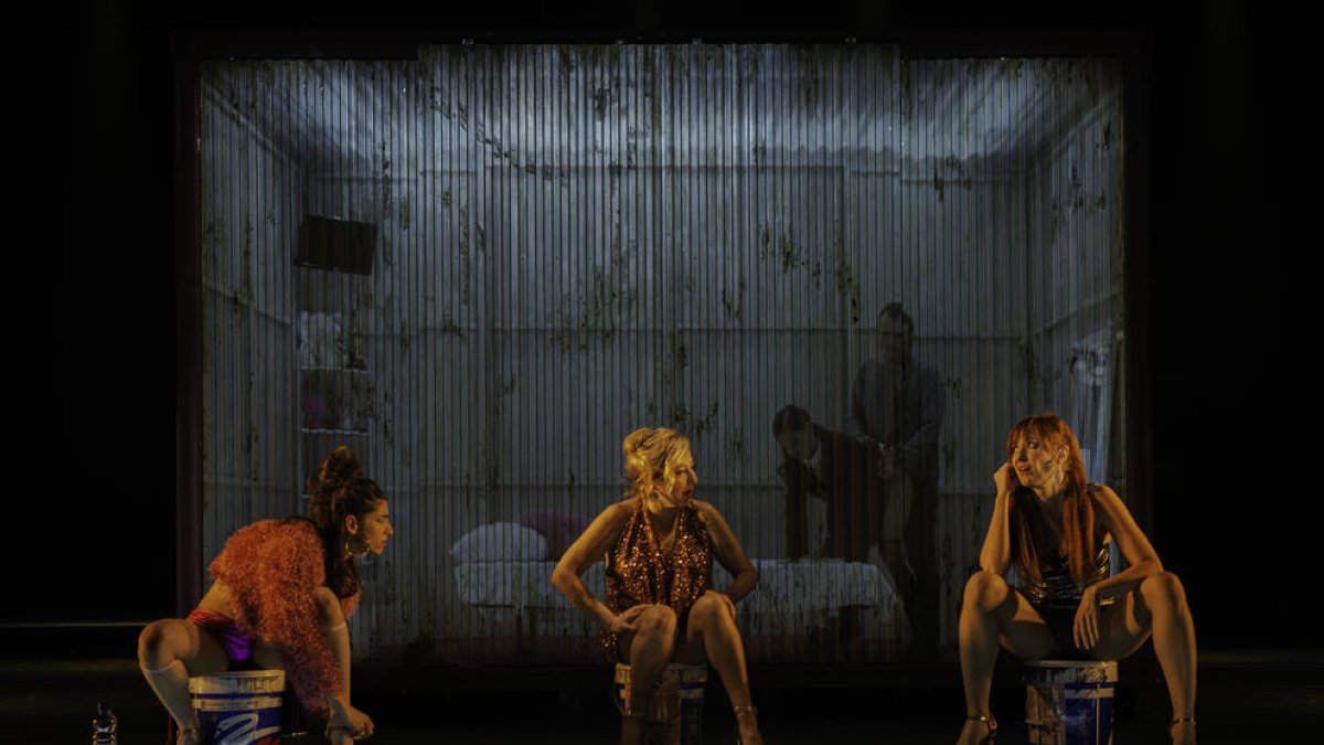 Actrius durant l'obra de 'Prostitución'