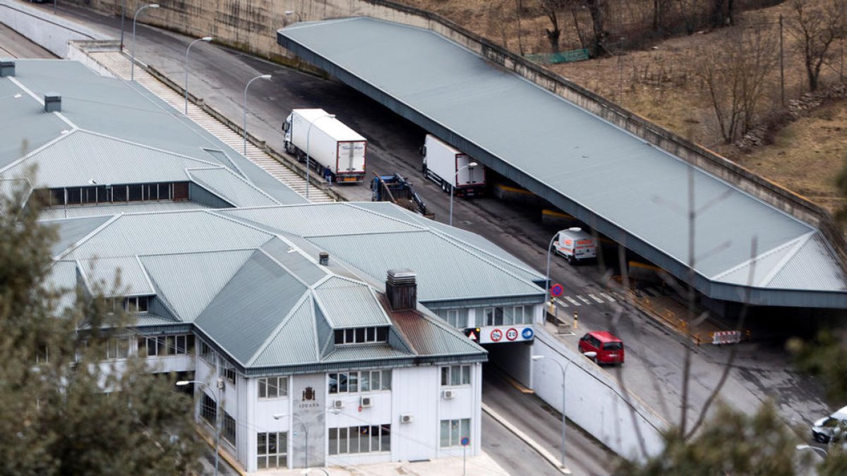 Entrada de camions per la duana espanyola.
