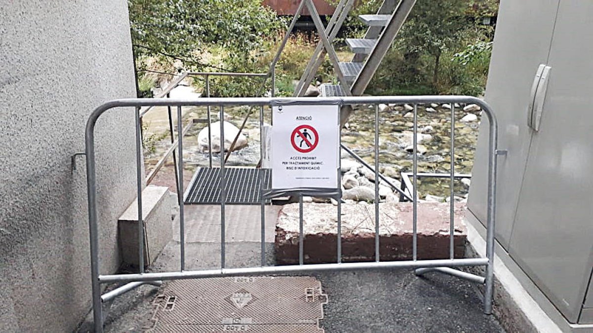 La tanca que impedeix l'accés a aquest tram del Valira d'Orient.