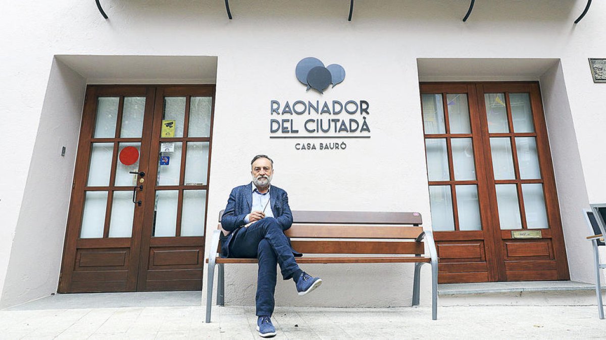 El Raonador, Marc Vila, davant de la seu de la institució.