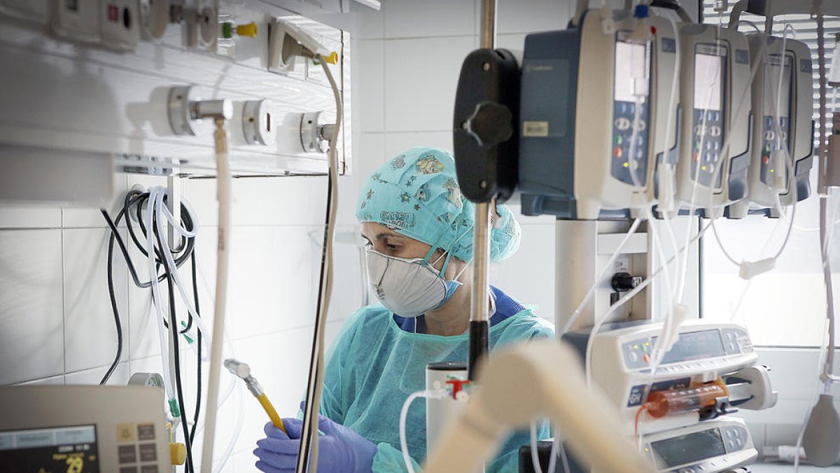 Una infermera a l'UCI de l'hospital de Meritxell.