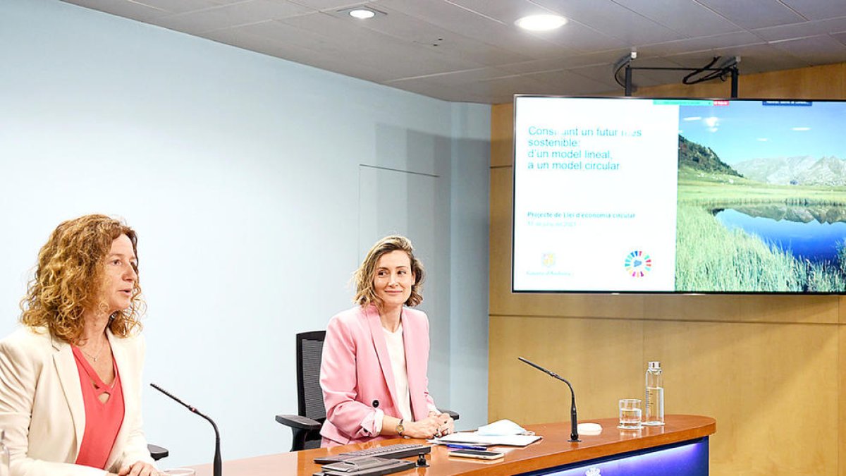 El Govern prohibirà els plàstics d'un sol ús i vol menys consum d'aigua