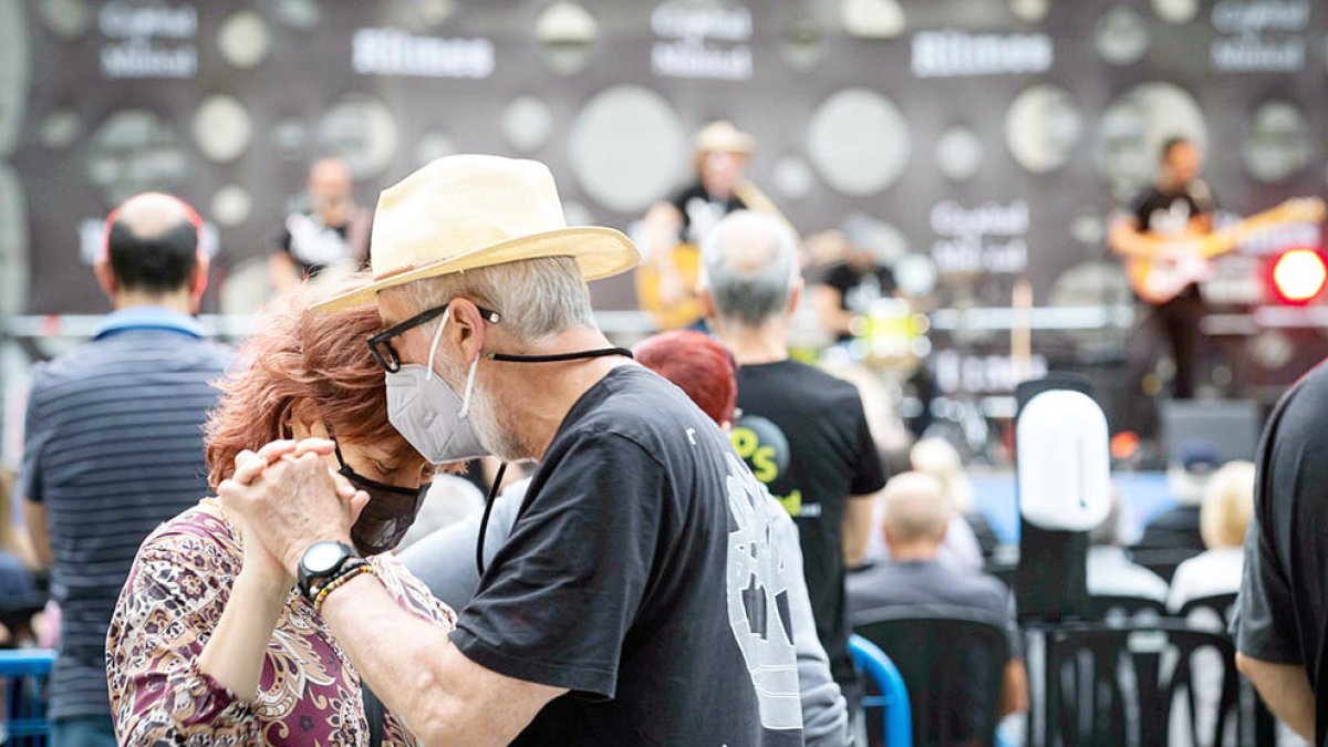 Una parella ballant durant el concert.