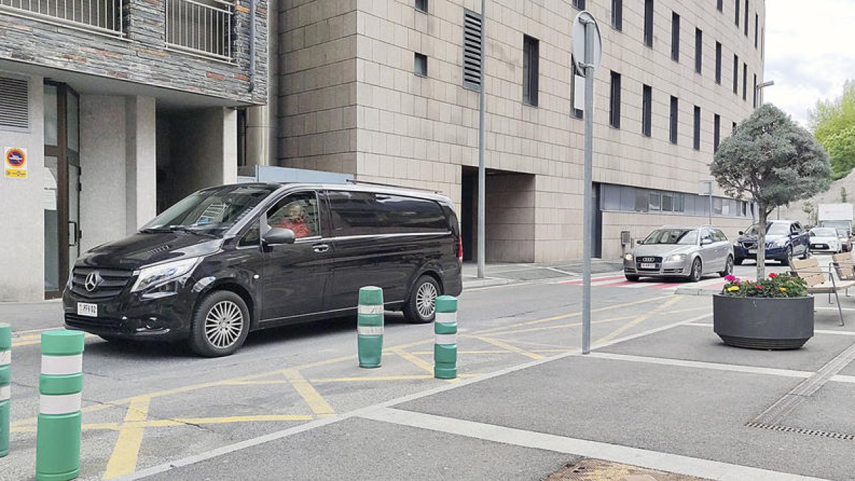 Un furgó de serveis funeraris a l'Hospital de Meritxell.