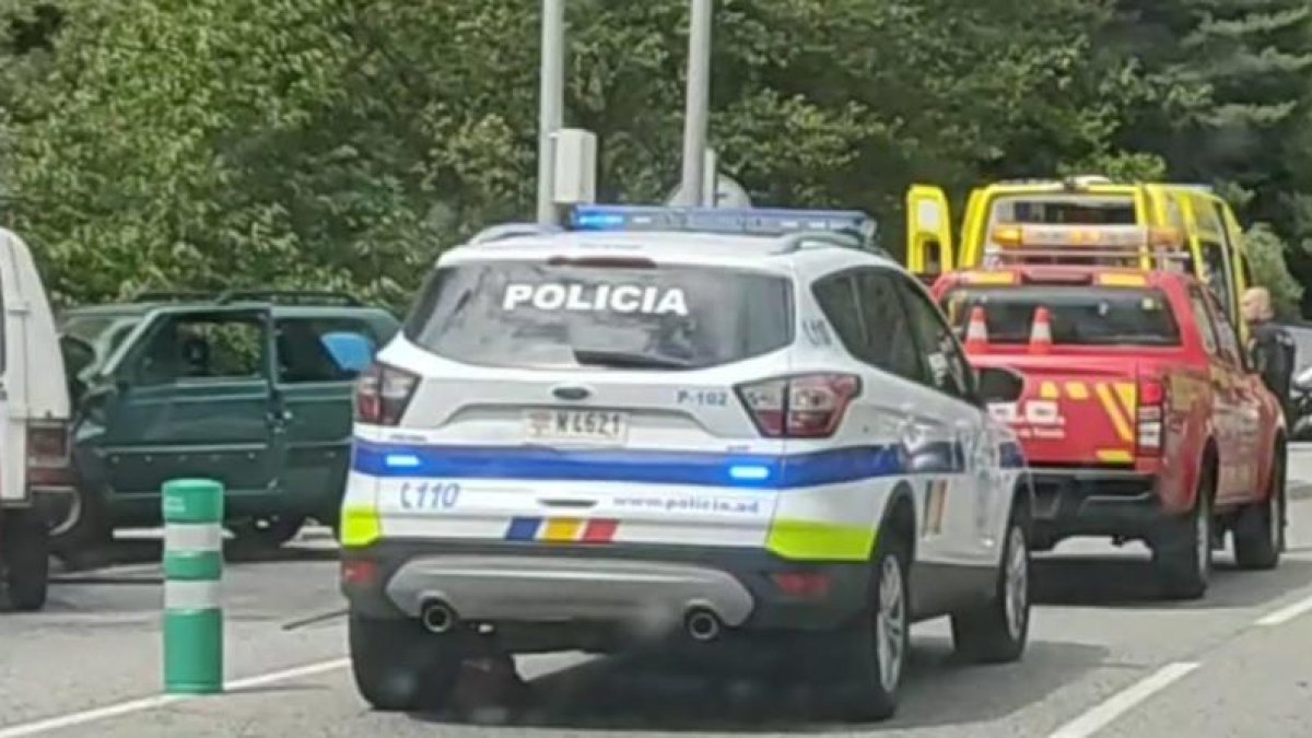 La policia i el cos de bombers s'han desplaçat per atendre l'incident