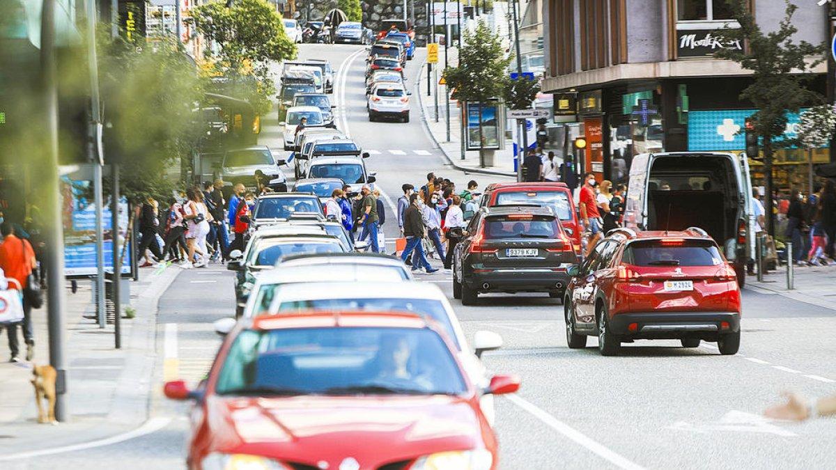 Trànsit dens i turistes al carrer de la Unió.