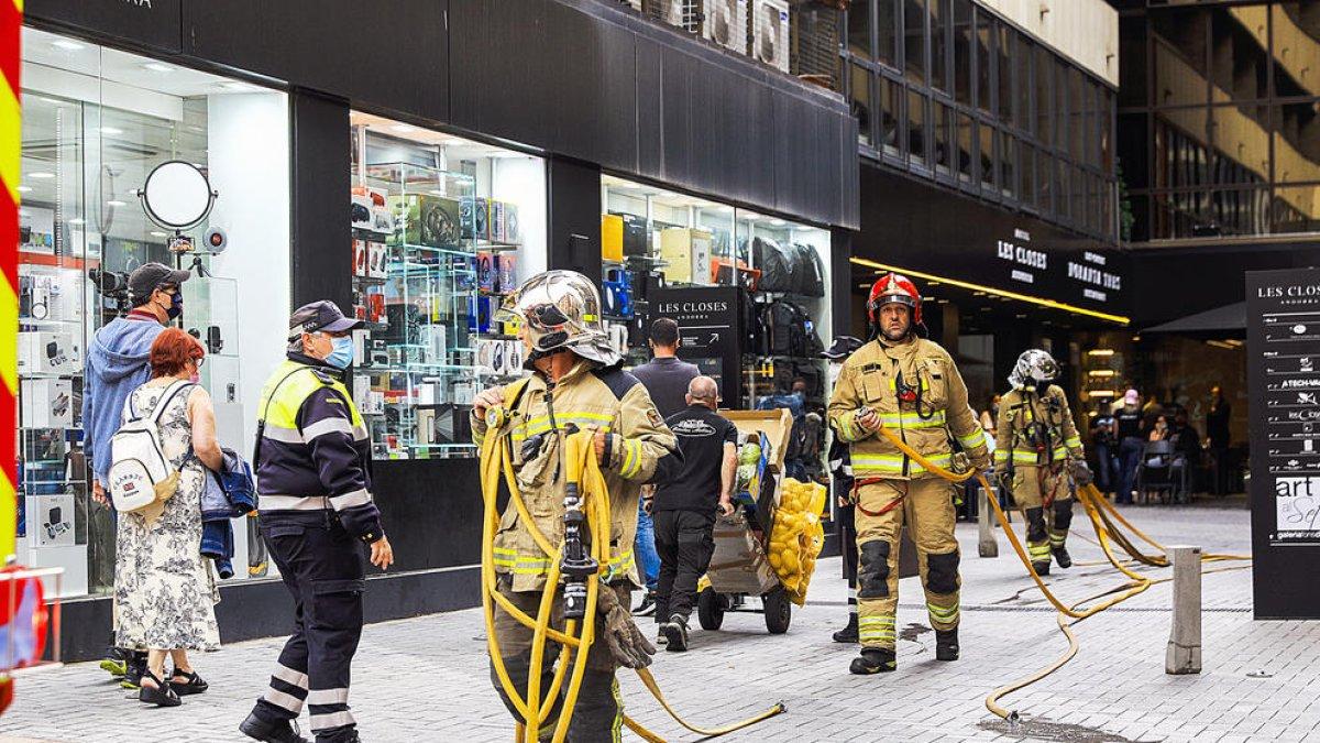 Incendi a la tercera planta d'un edifici de l'avinguda Carlemany