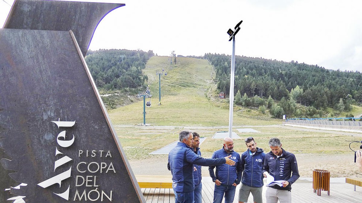 David Hidalgo i Carles Visa, amb els responsable de la FIS en l'entrega del dossier.