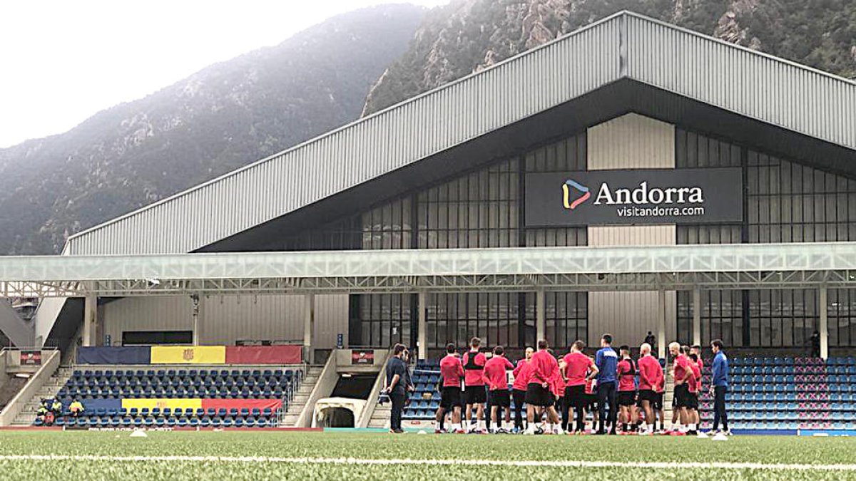 La selecció tricolor es va exercitar ahir a l'Estadi Nacional per enllestir el compromís d'aquest vespre.