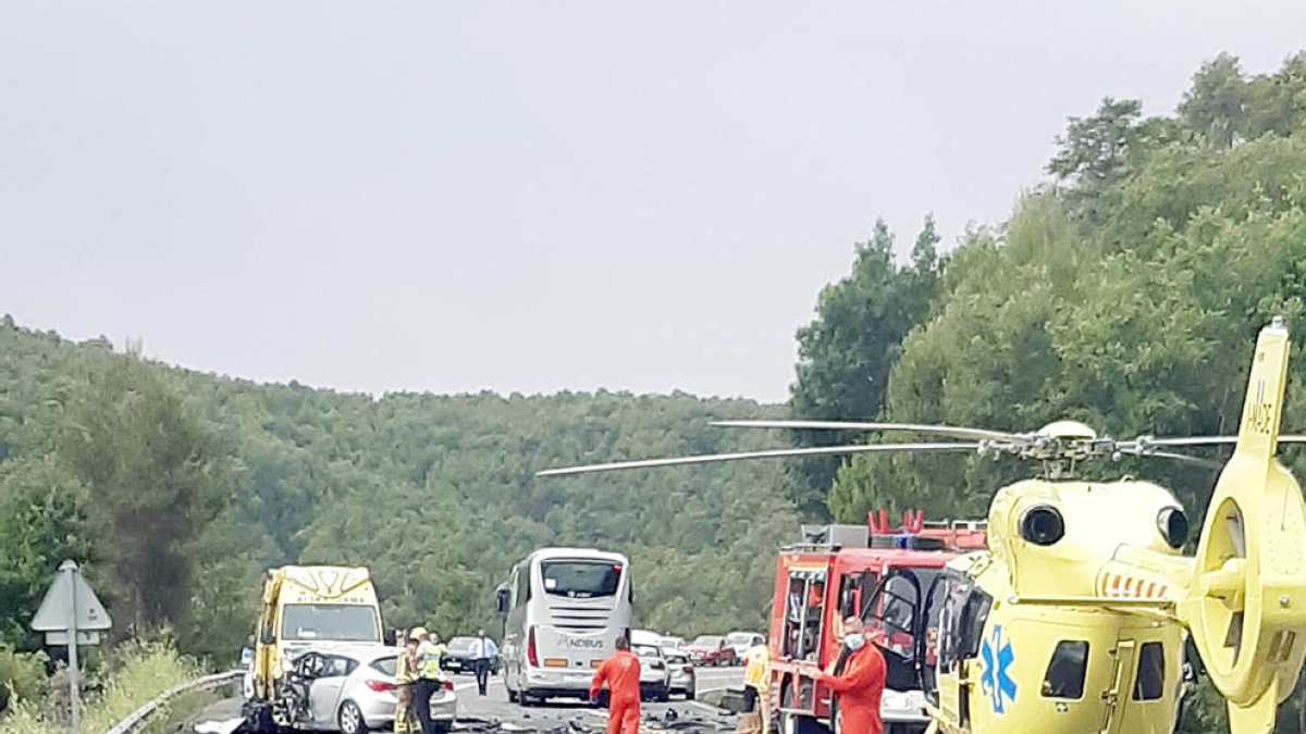Tragèdia a la carretera amb dos morts i una ferida en estat crític