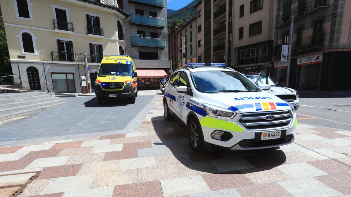 Policia i ambulàncies a la plaça Santa Ana