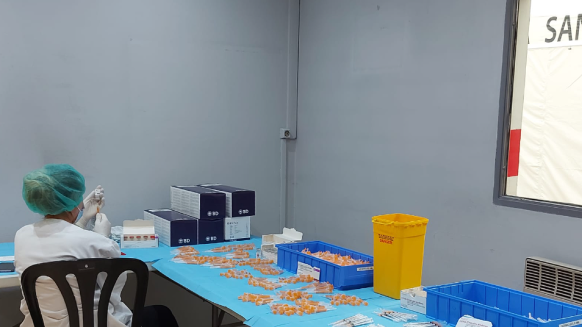 Es tronen a administrar vaccins contra la Covid-19.