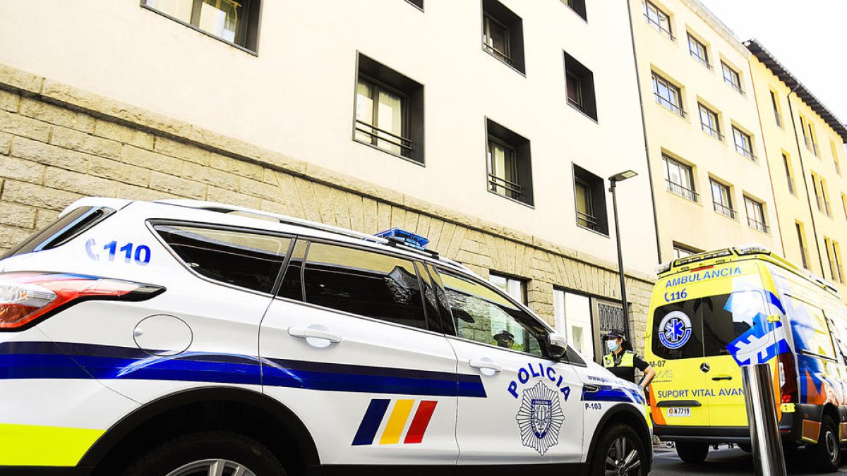 Policia i ambulàncies a la plaça Santa Anna.