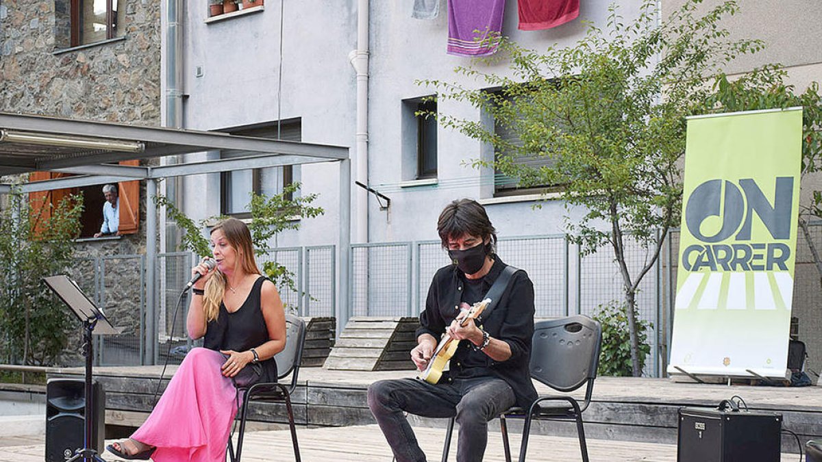 El duet Think Twice Band.