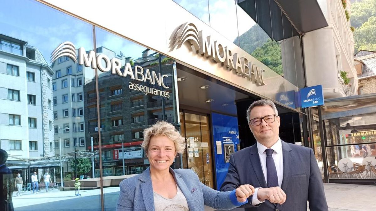 Alfred Mer, director de MoraBanc Assegurances amb Gemma Riu, Clúster Manager durant la signatura
