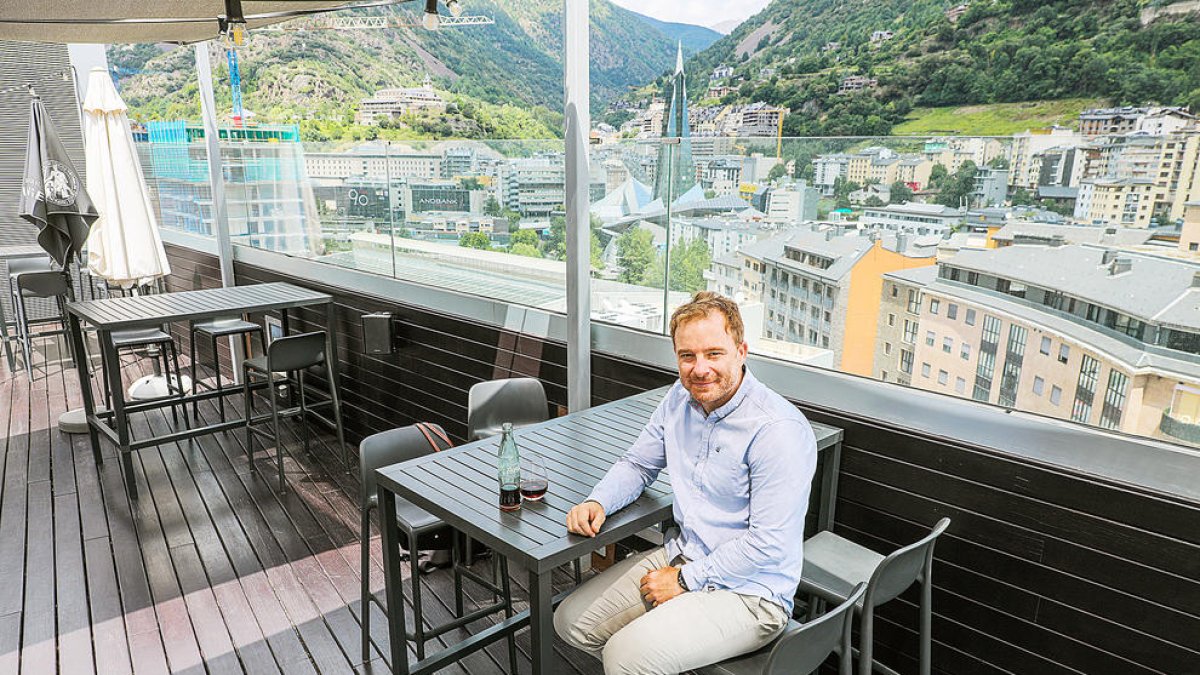Cristian pons a la terrassa de l'hotel on va passar moltes hores per la pandèmia.
