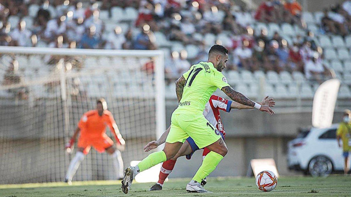 Marc Fernández intentant una jugada individual, ahir al Nuevo Vivero.