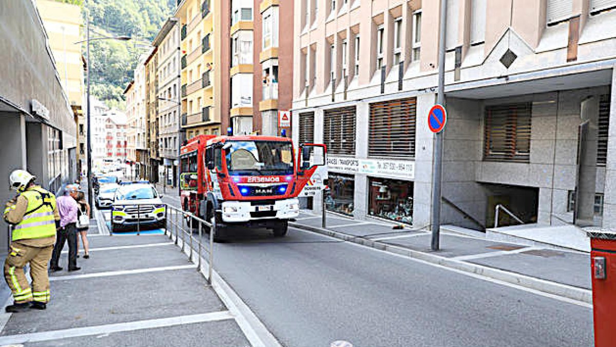 Agents dels bombers en el lloc dels fets.