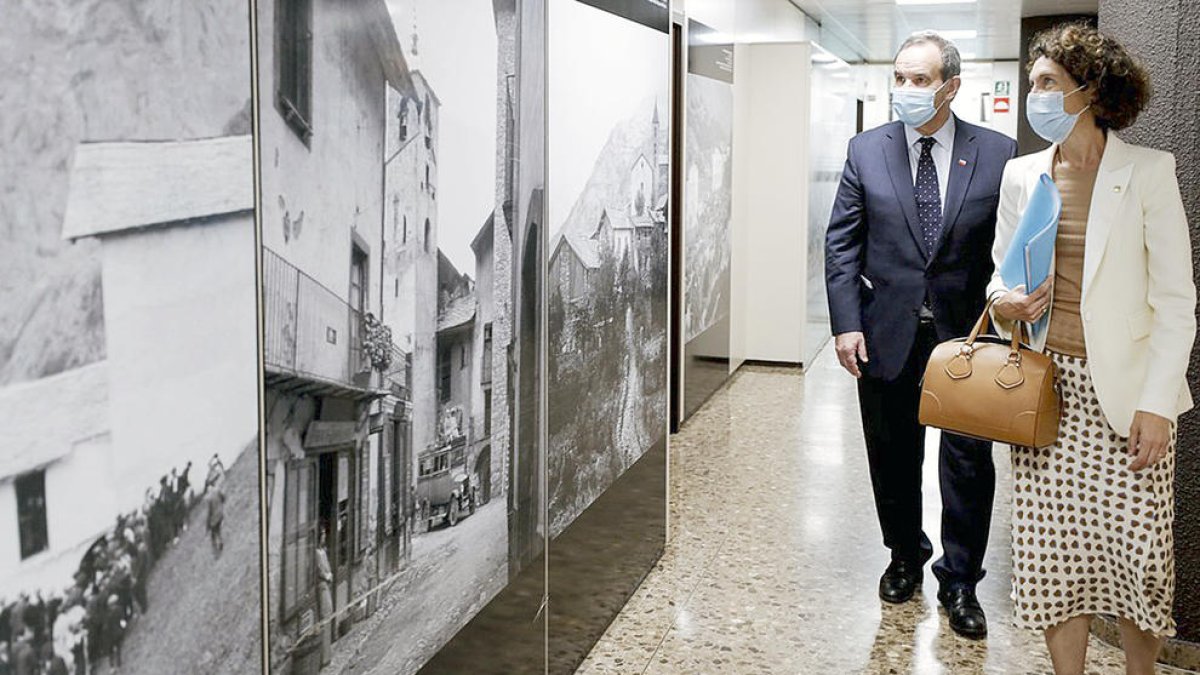 Els ministres Maria Ubach i Andrés Allamand.