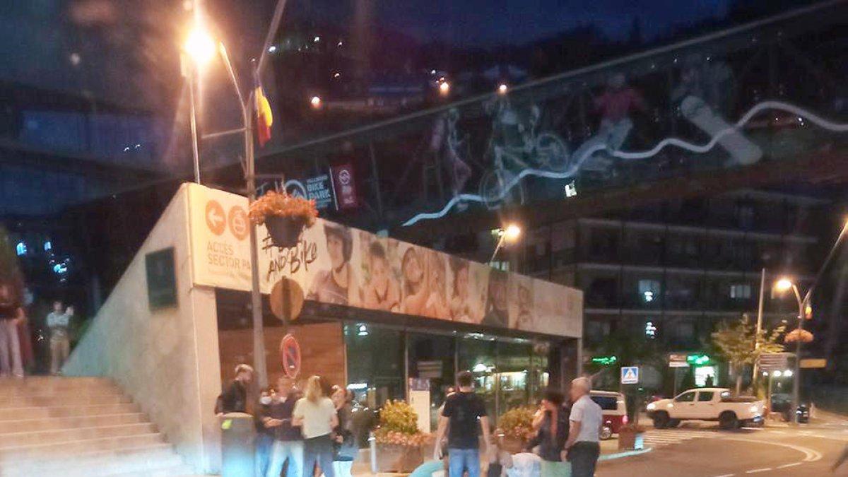 Uns vianants atenen la dona atropellada, ahir.