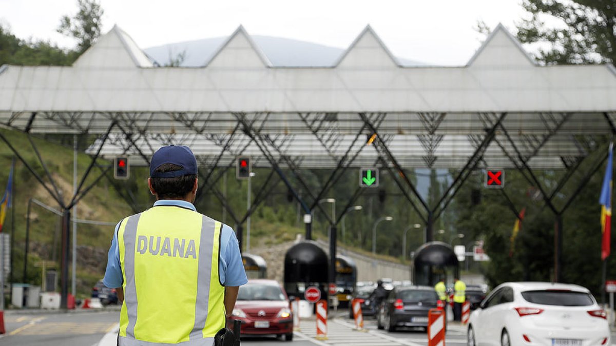 Un agent de la duana a la frontera andorrana.