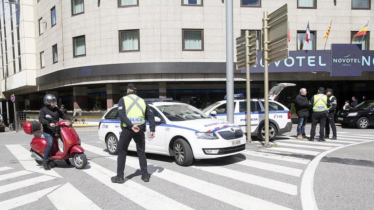Un agent de la policia atura un motorista en un control.