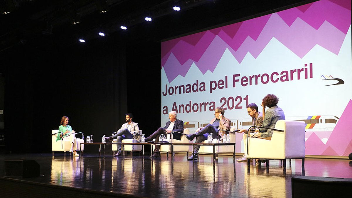 Els diferents ponents de la taula rodona que va abordar si és factible fer arribar el tren.