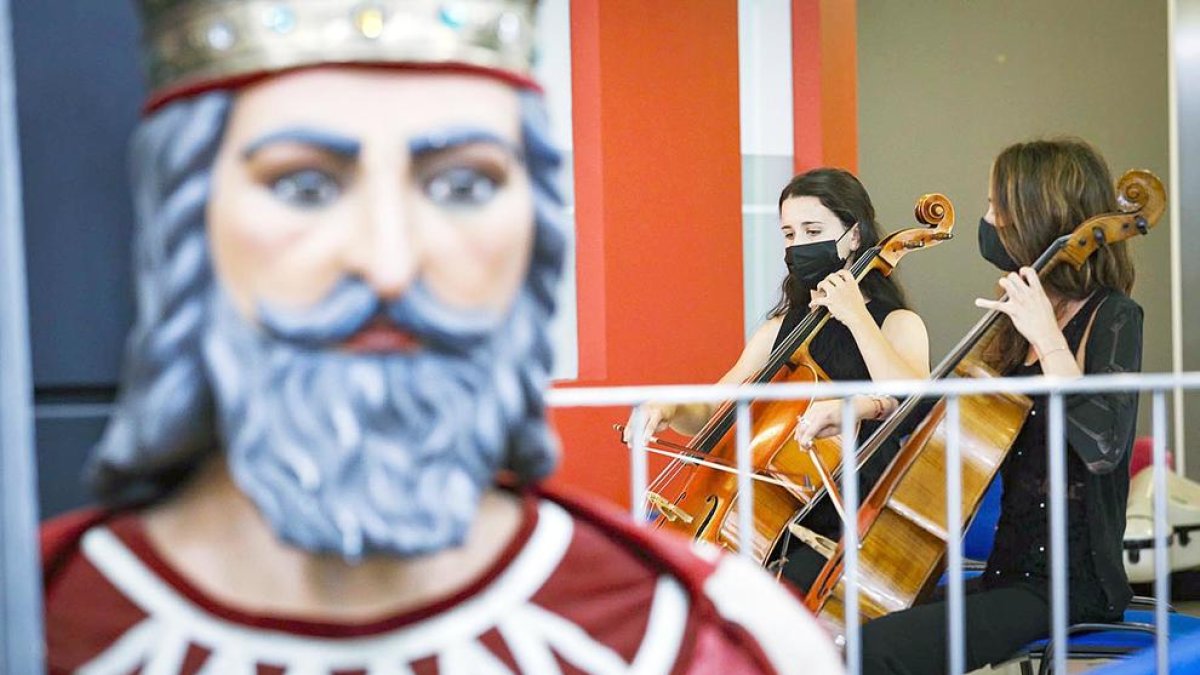 Les cel·listes Carolina Bartumeu i Olga Palou.