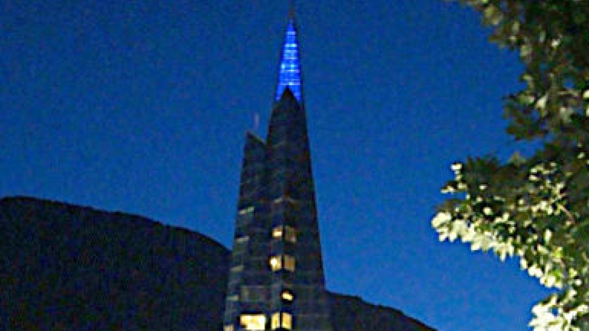 Visita guiada nocturna a Escaldes – Caldea: Festival de llum i color