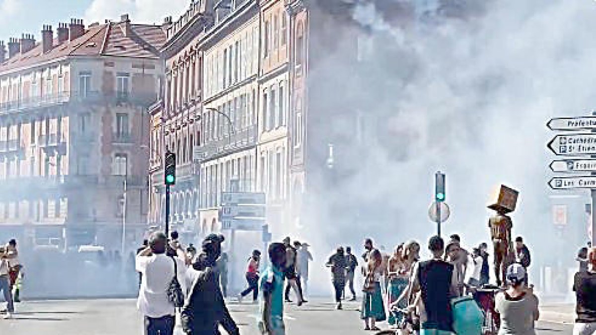 La policia va dispersar els manifestants amb granades de fum.