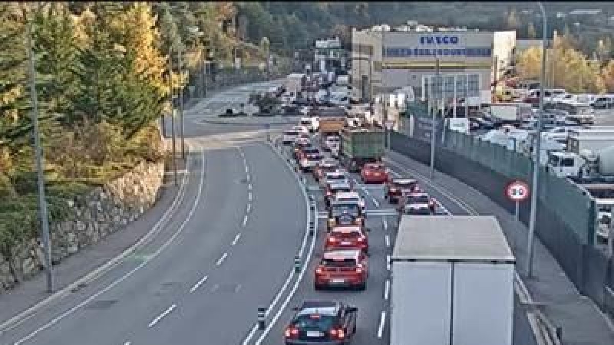 Trànsit dens a la sortida del Principat.