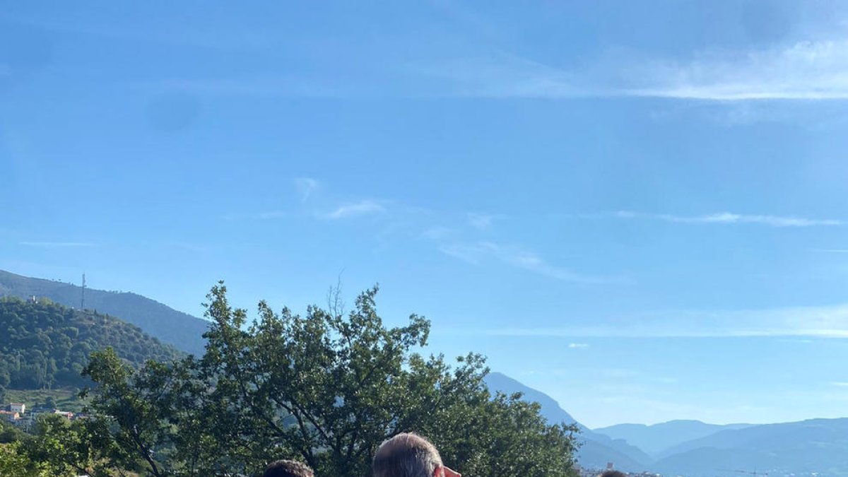 El grup al mirador de la Torre de Solsona, a la Seu